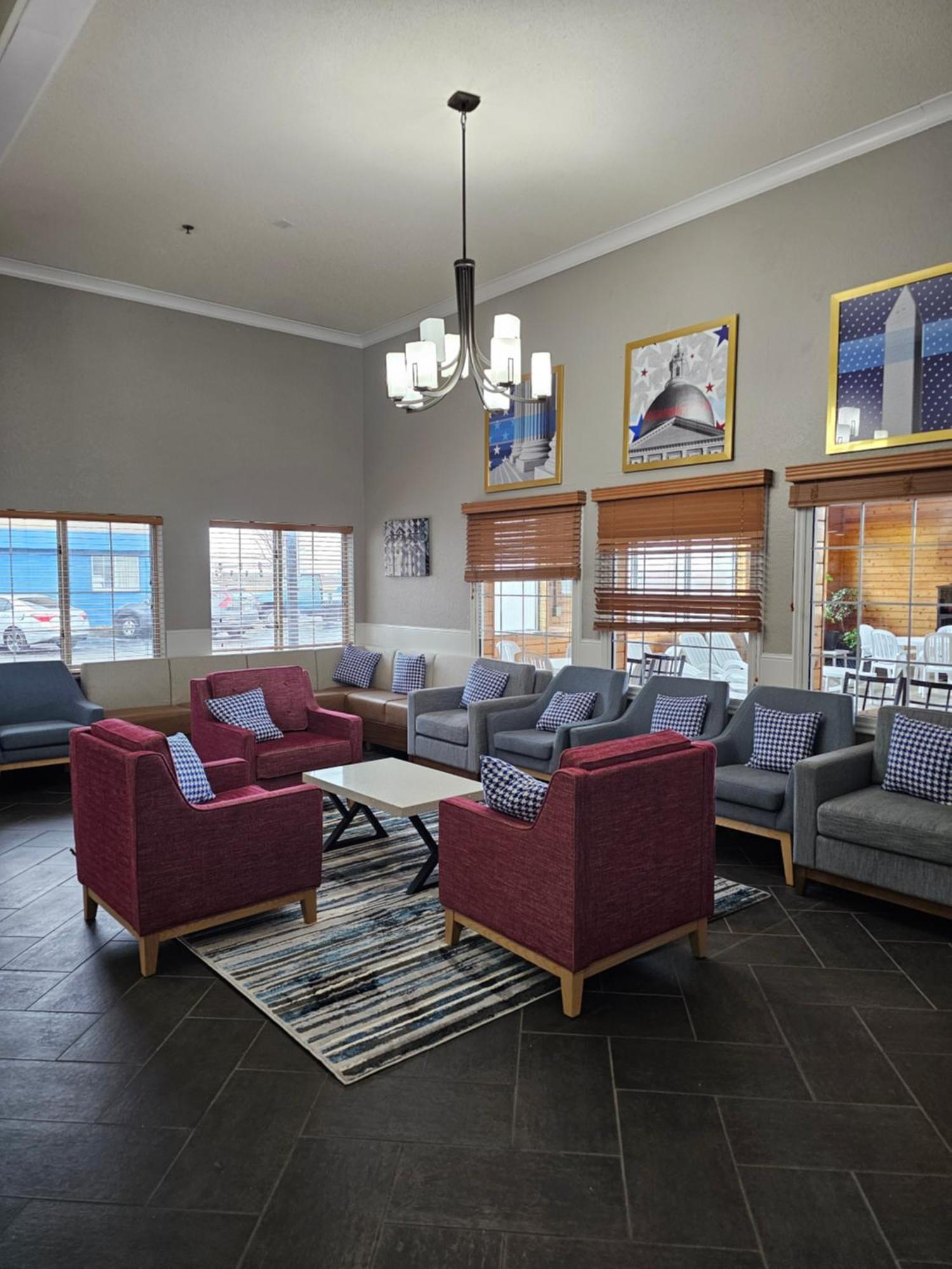 Pioneer Inn & Suites Grinnell Екстериор снимка
