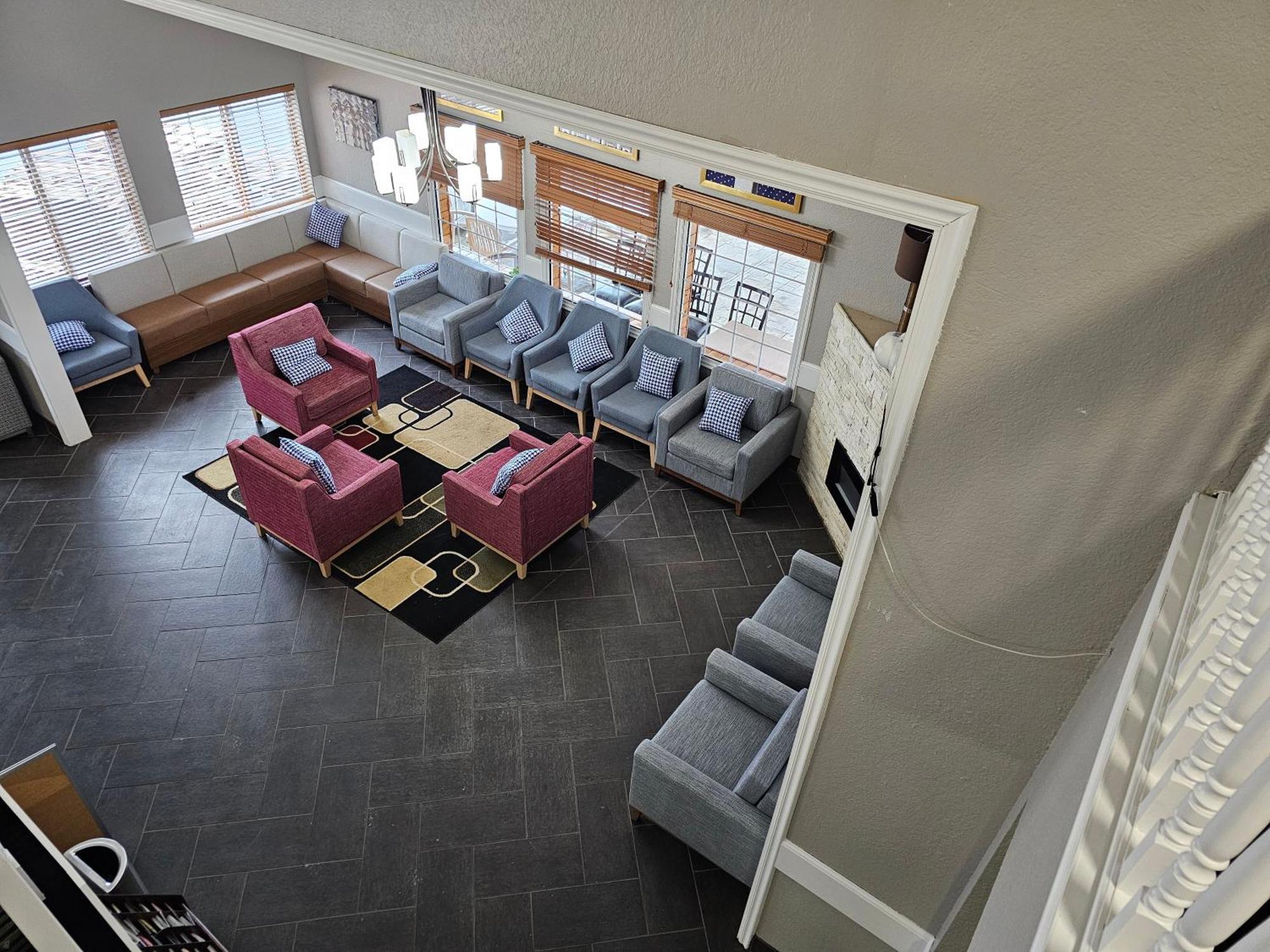 Pioneer Inn & Suites Grinnell Екстериор снимка