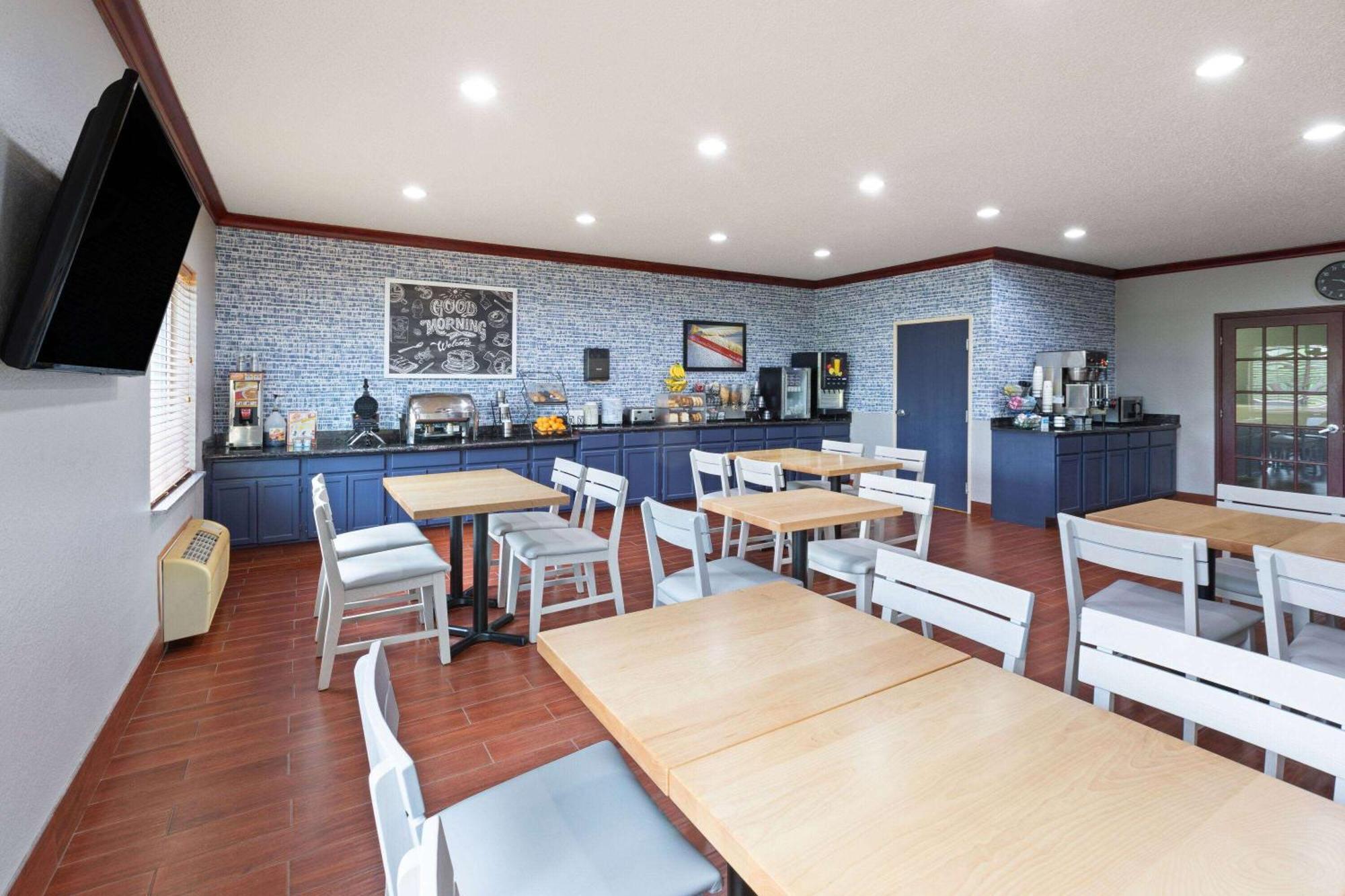 Pioneer Inn & Suites Grinnell Екстериор снимка