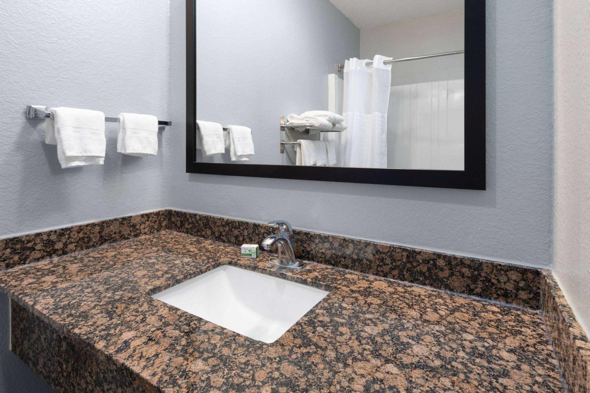 Pioneer Inn & Suites Grinnell Екстериор снимка