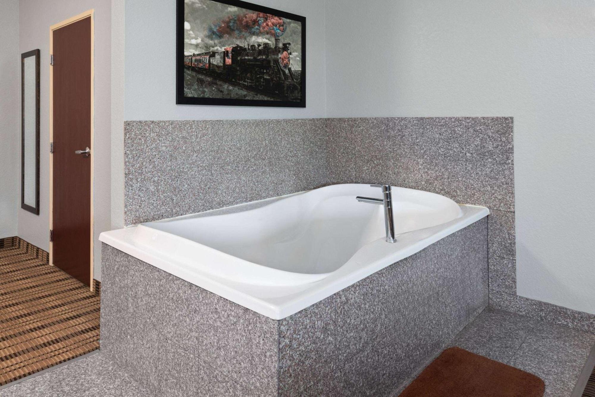 Pioneer Inn & Suites Grinnell Екстериор снимка