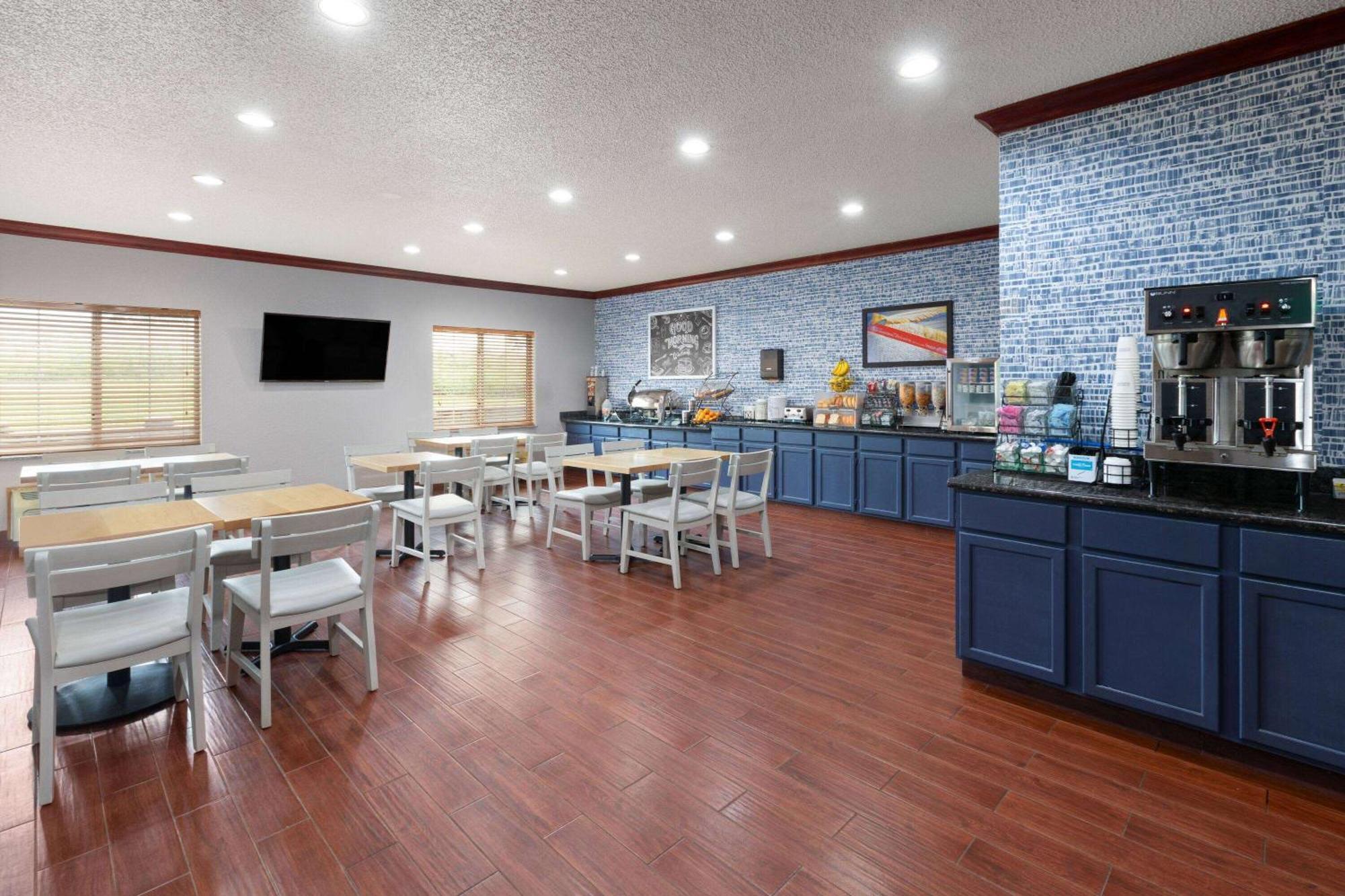 Pioneer Inn & Suites Grinnell Екстериор снимка