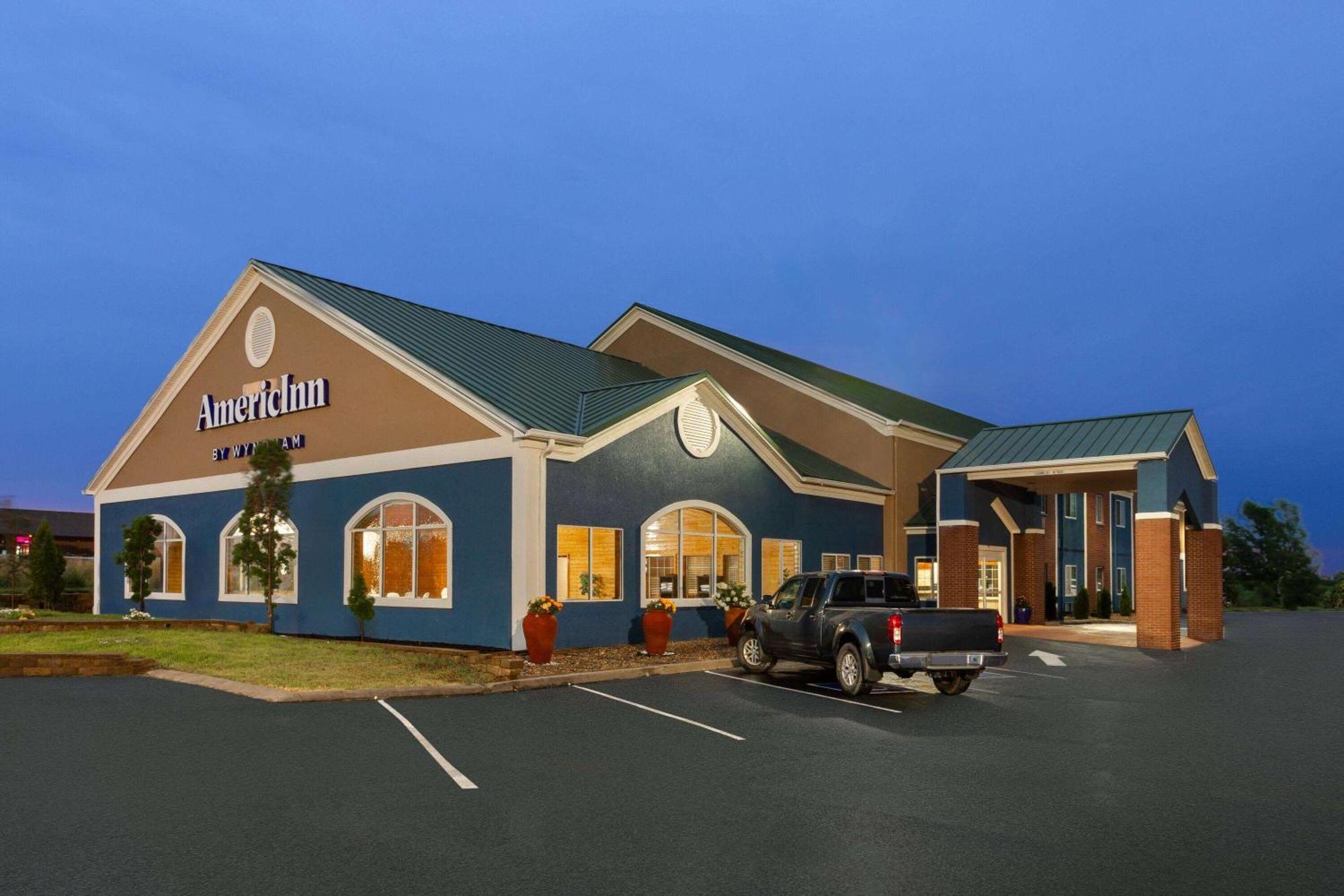 Pioneer Inn & Suites Grinnell Екстериор снимка