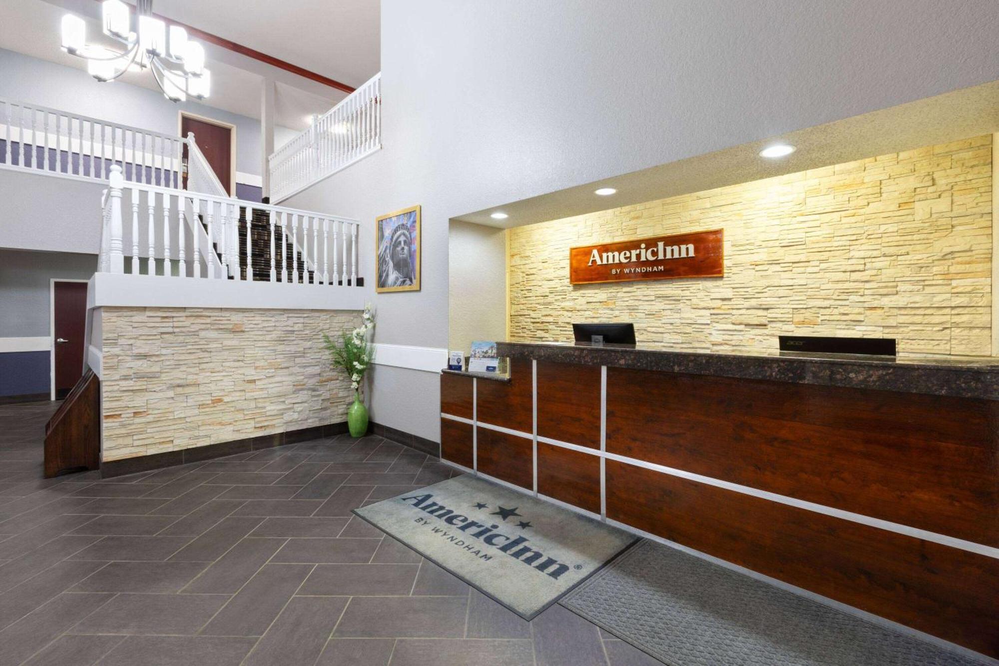 Pioneer Inn & Suites Grinnell Екстериор снимка