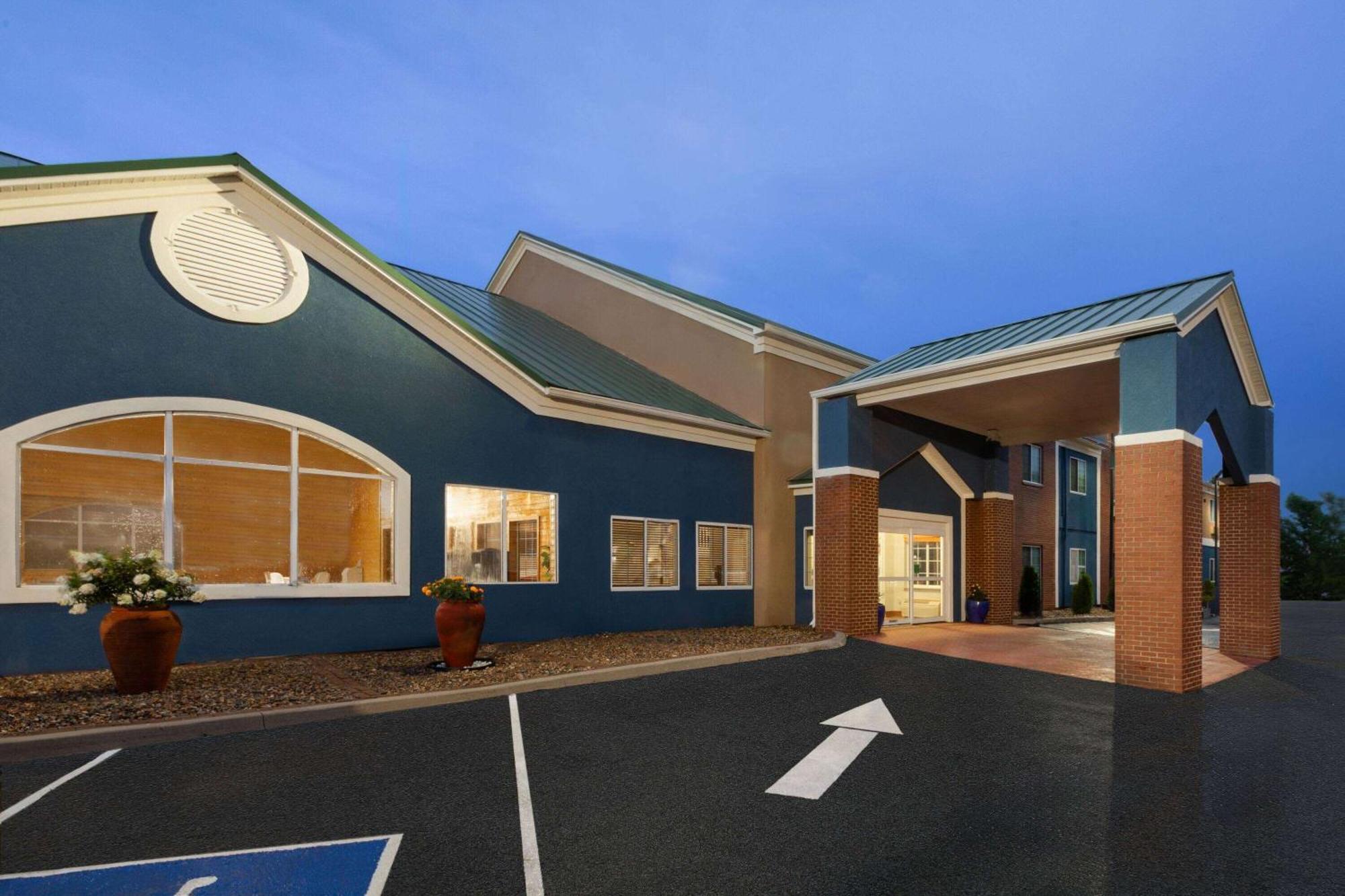 Pioneer Inn & Suites Grinnell Екстериор снимка