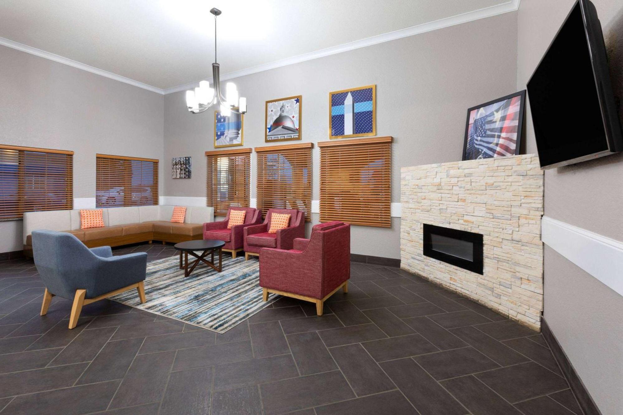 Pioneer Inn & Suites Grinnell Екстериор снимка